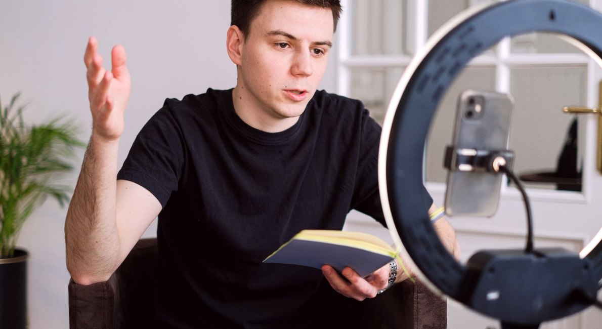 Wie Jonas lernte, seine Hände ruhig sprechen zu lassen